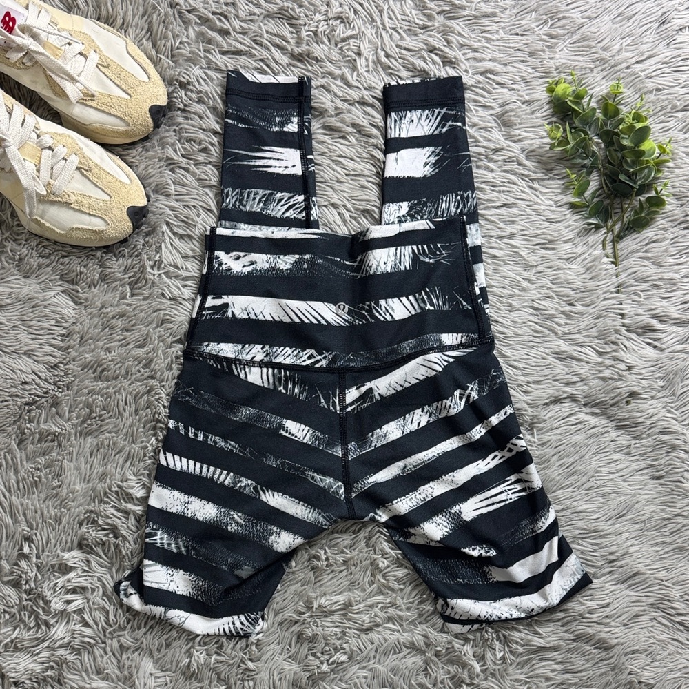 Lululemon Wunder Under Pant *Full-On Luon (Roll Down)
Shady Palms Black White 4